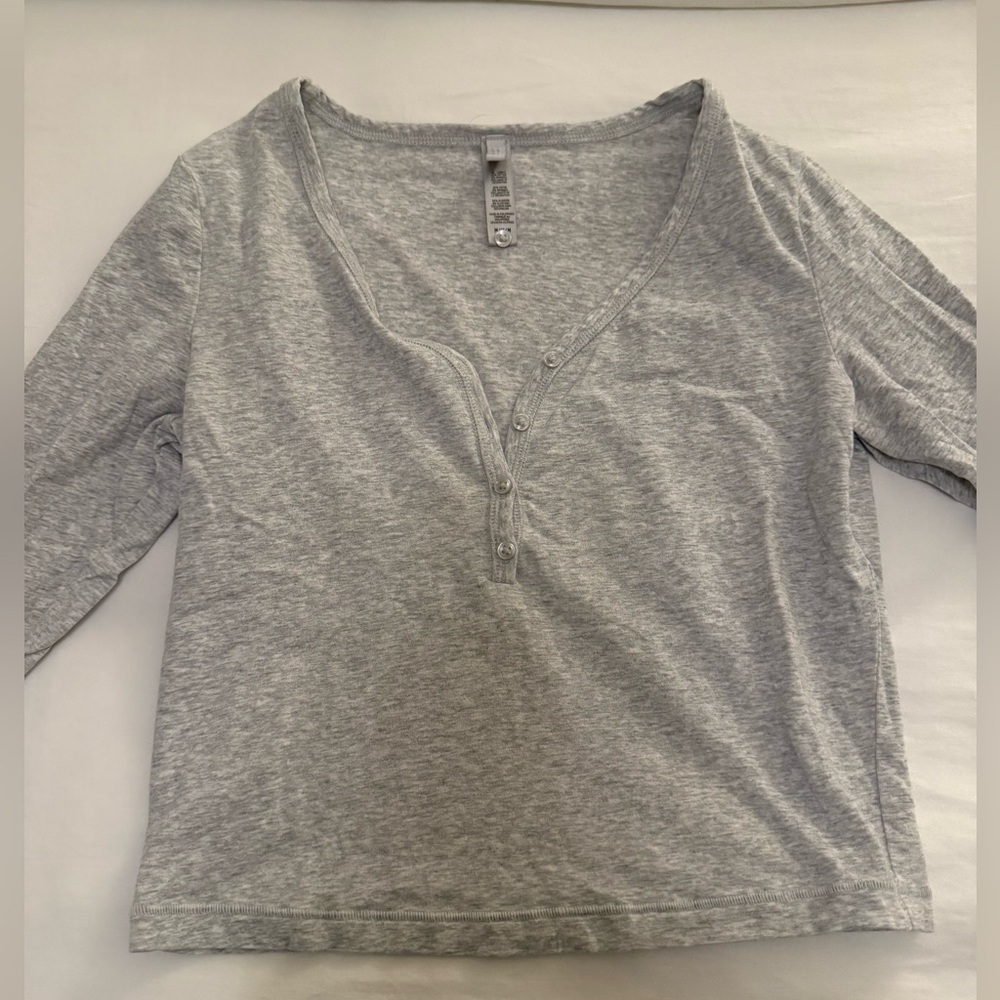 SKIMS Long Sleeve Crop Henley T-Shirt